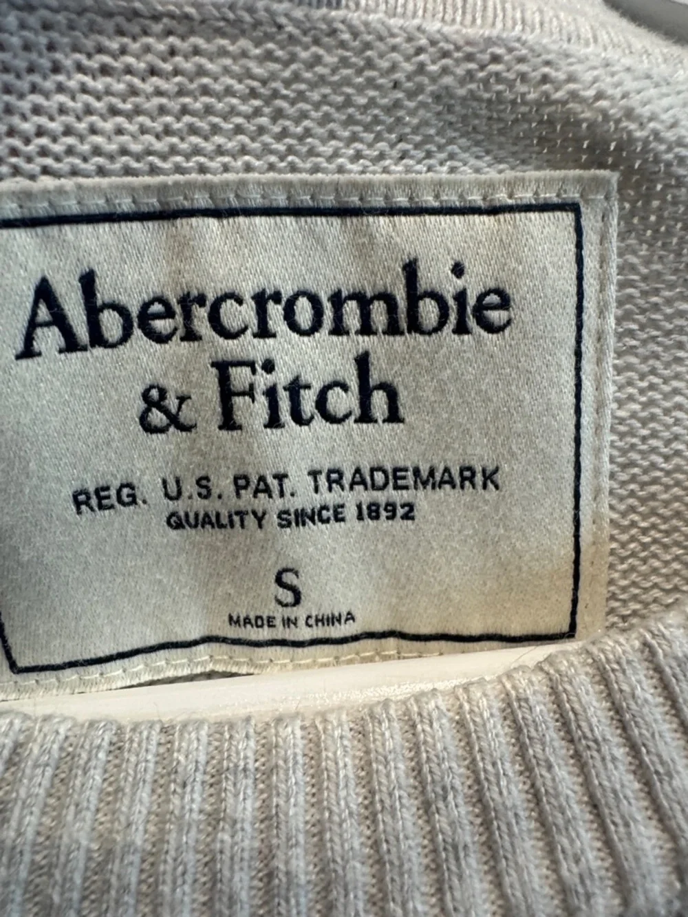 Abercrombie & Fitch Ski Penguin Sweater Gray Crewneck